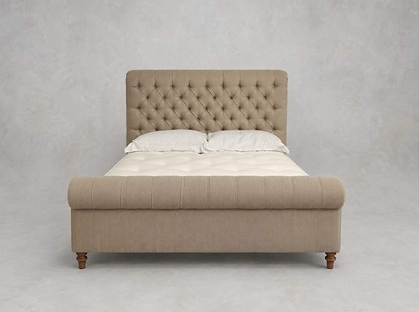 Outlet Bury St Edmunds: Pentlow king bed in Swaledale Linen